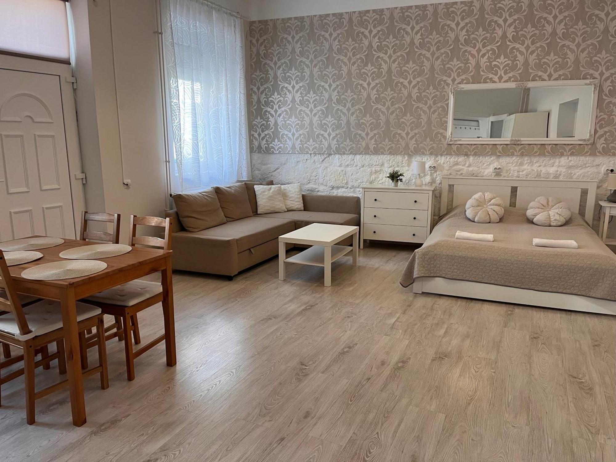 Pacsirta Apartmanhaz 埃格尔 外观 照片